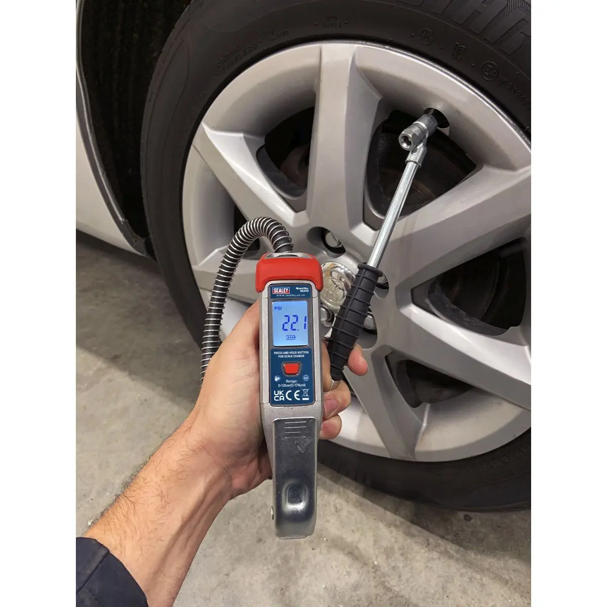 Sealey Digital Tyre Inflator 0.5m Hose with Twin Push-On Connector - Image 4