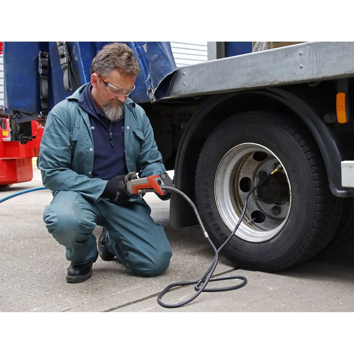 Sealey Digital Tyre Inflator 2.7m Hose with Clip-On Connector - Image 3