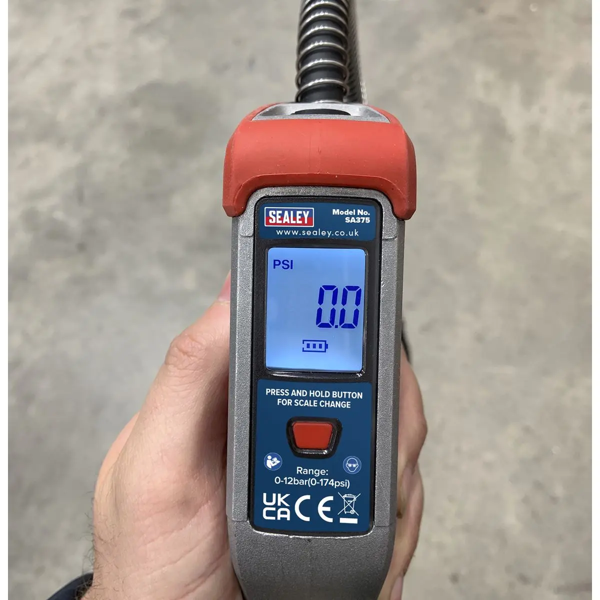 Sealey Digital Tyre Inflator 2.7m Hose with Clip-On Connector - Image 4
