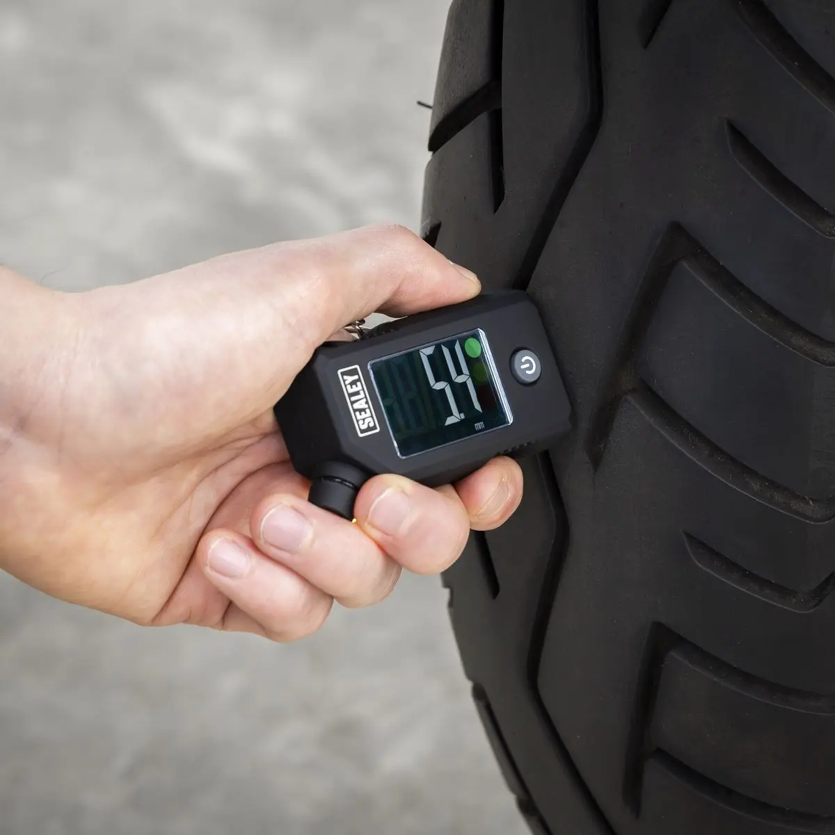 Sealey Digital Tyre Pressure and Tread Depth Gauge with LED Display on Keychain - Image 3
