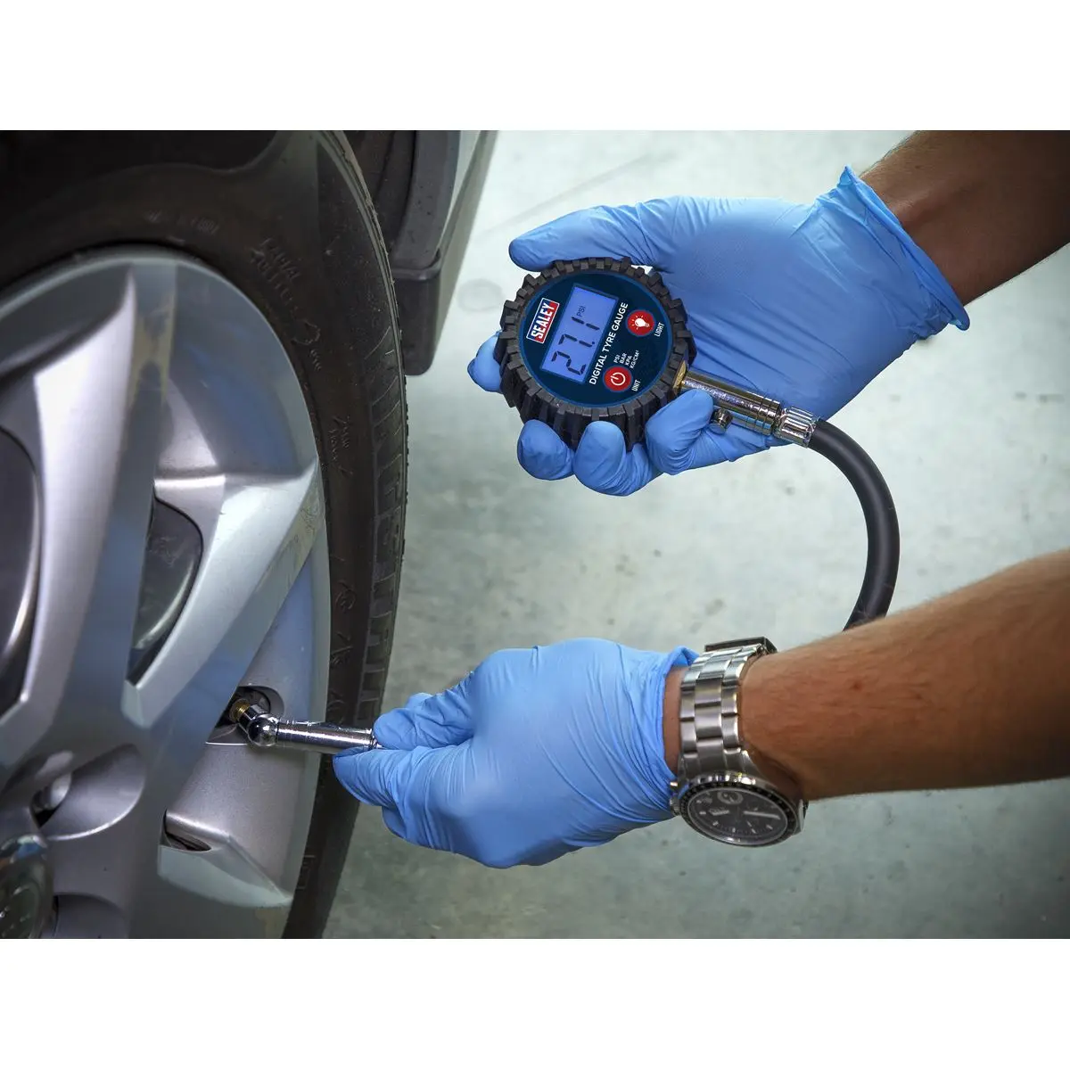Sealey Digital Tyre Pressure Gauge with Push-On Connector - Image 6