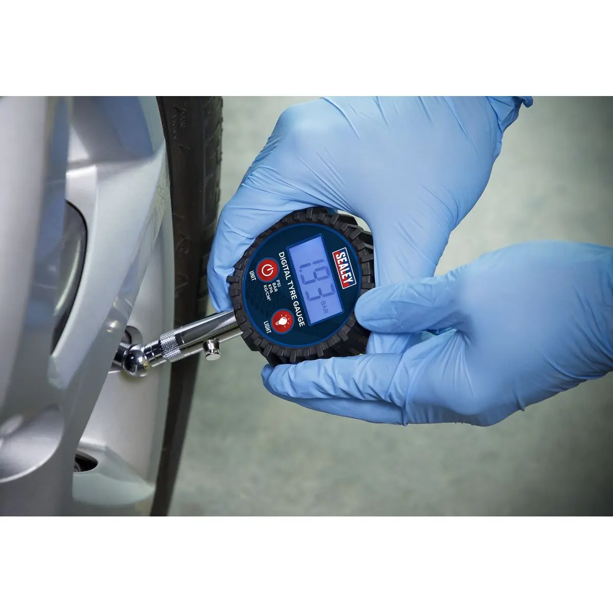 Sealey Digital Tyre Pressure Gauge with Swivel Head & Quick Release - Image 3