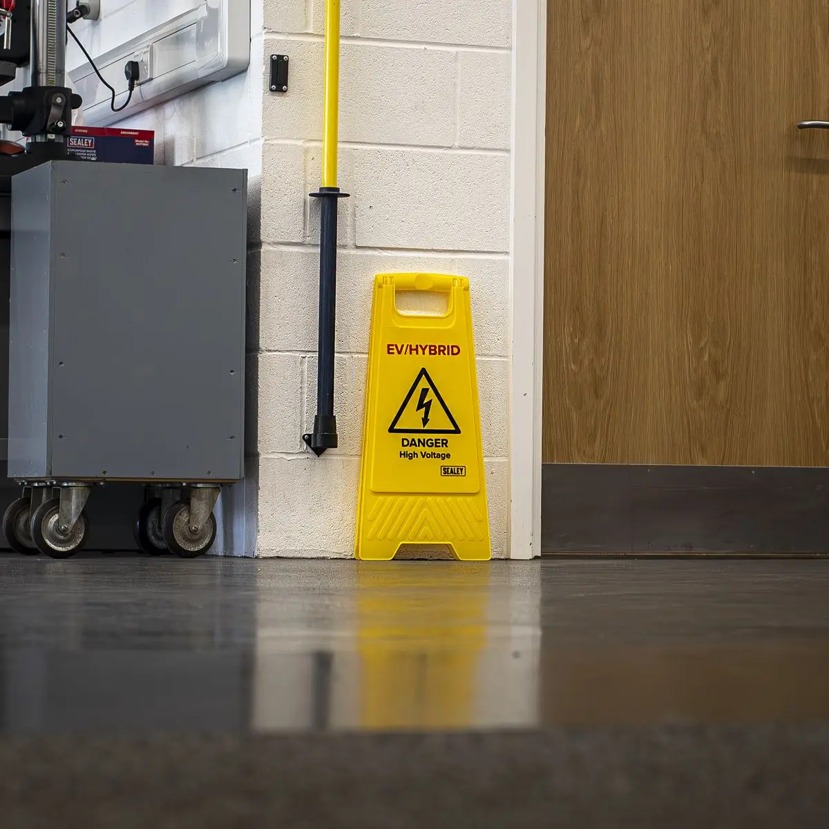 Sealey EV/Hybrid Floor Warning Signs - Pack of 2 - Image 3