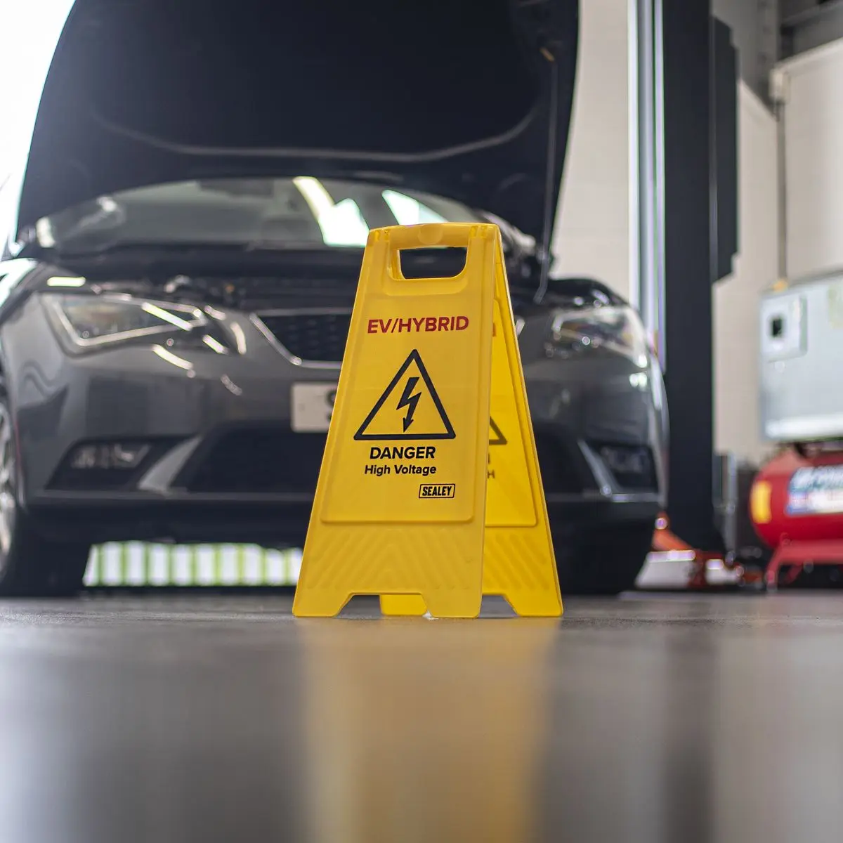 Sealey EV/Hybrid Floor Warning Signs - Pack of 2 - Image 4