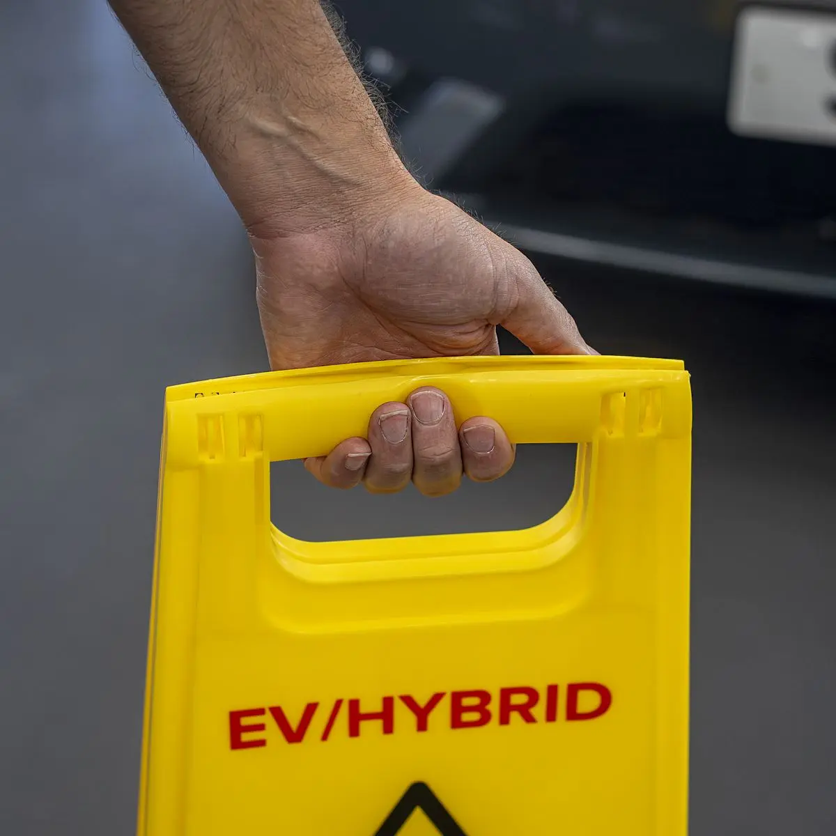 Sealey EV/Hybrid Floor Warning Signs - Pack of 2 - Image 5
