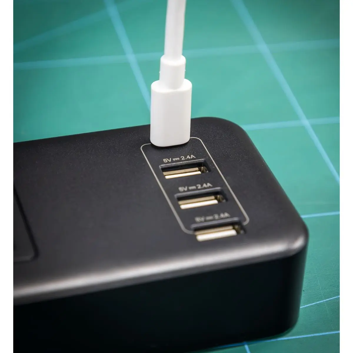 Sealey Extension Lead 2.6m with USB Ports - Black - Image 6