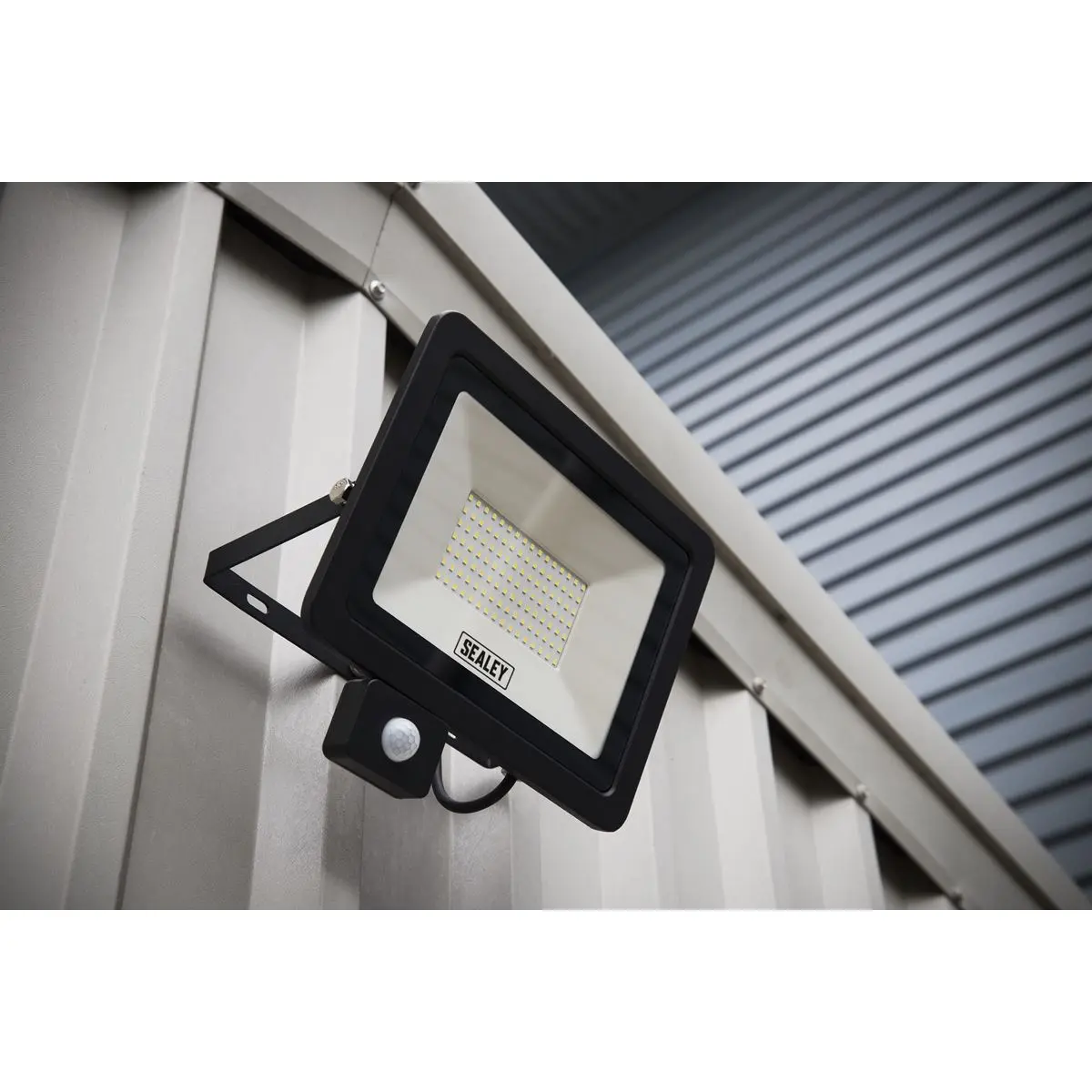 Sealey Extra-Slim Floodlight with PIR Sensor 100W SMD LED - Image 6