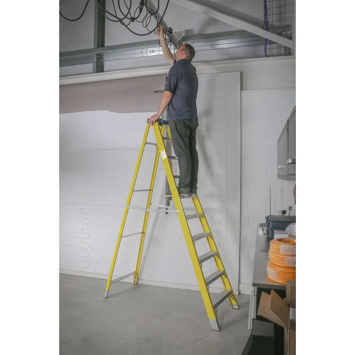 Sealey Fibreglass Step Ladder 9-Tread EN 131 - Image 3