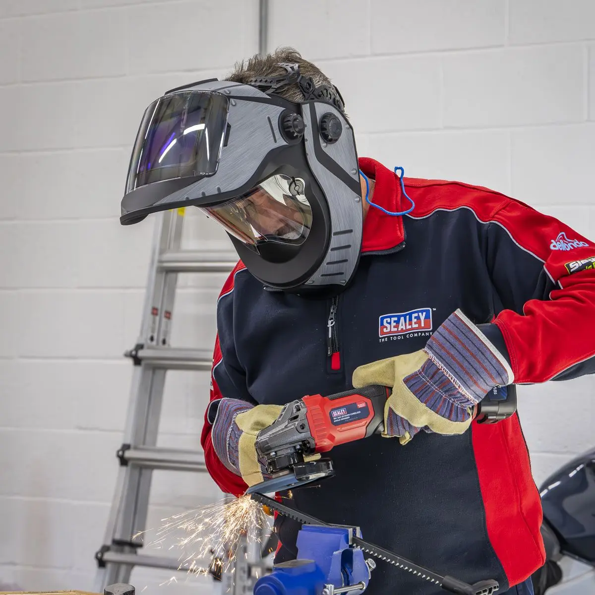 Sealey Flip-Up Welding Helmet Auto Darkening Solar Powered - Shade 9-13 - Image 10