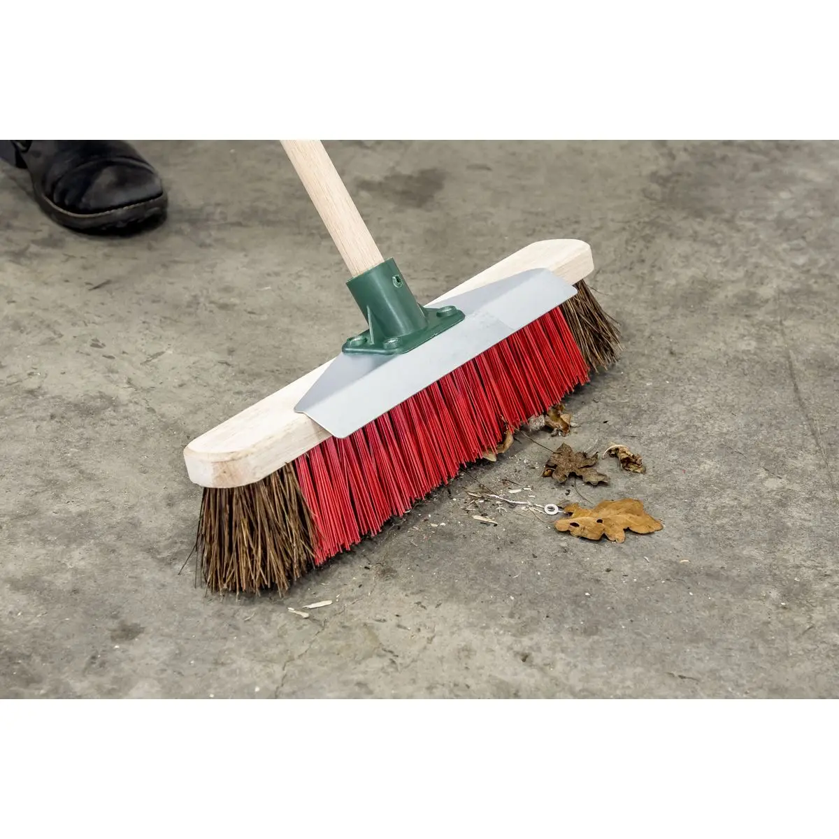 Sealey Heavy-Duty Stiff/Hard Bristle Broom with Scraper 16"(405mm) - Image 4