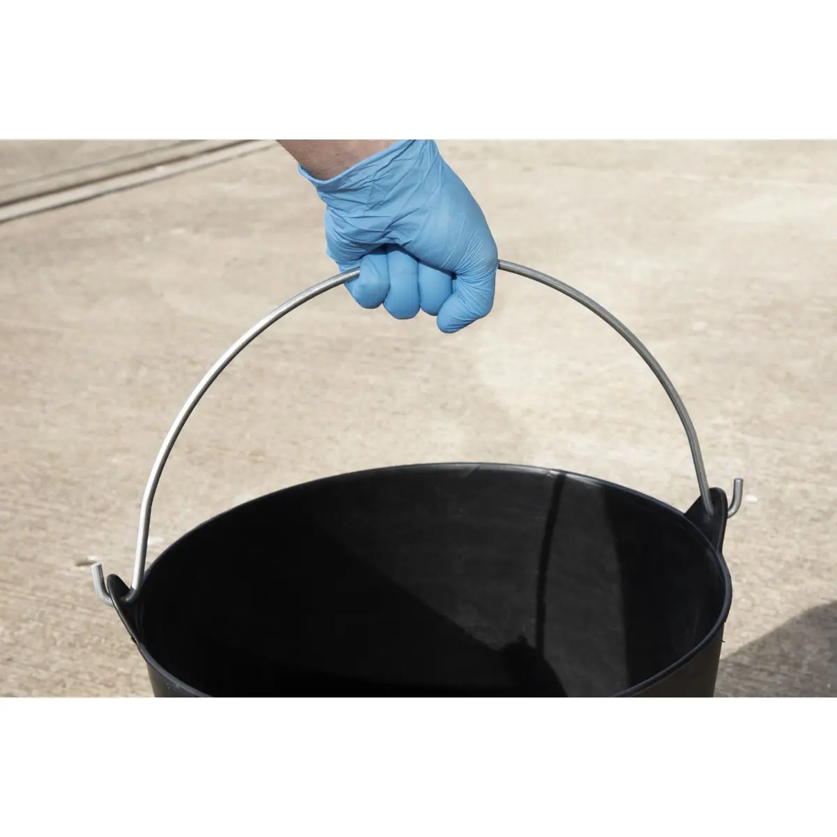 Sealey Heavy-Duty Flexi Tub 26L with Metal Handle - Black - Image 4