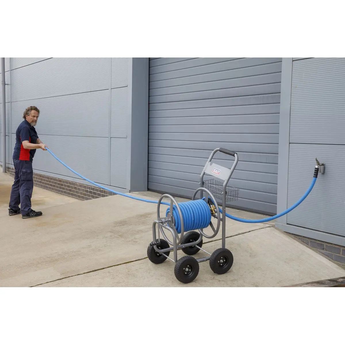 Sealey Heavy-Duty Hose Reel Cart with 5m Heavy-Duty Ø19mm Hot & Cold Rubber Water Hose - Image 9