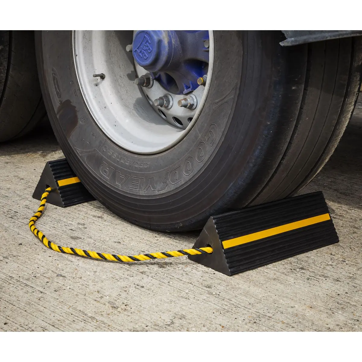 Sealey Heavy-Duty Rubber Wheel Chocks - Pair - Image 5