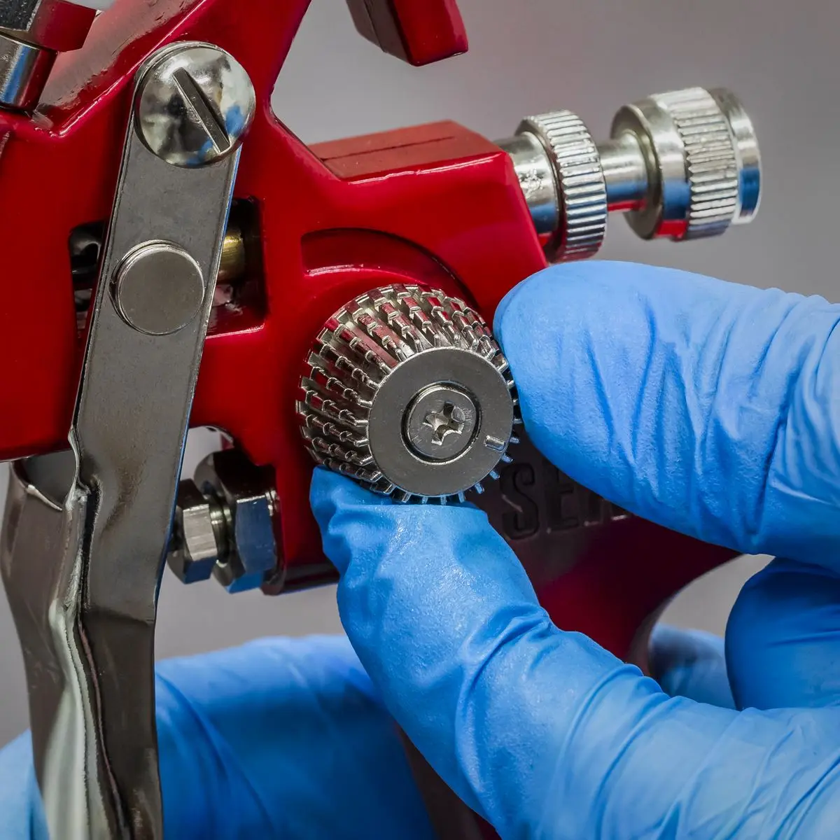 Sealey HVLP Gravity Feed Spray Gun - 2mm Set-Up - Image 3