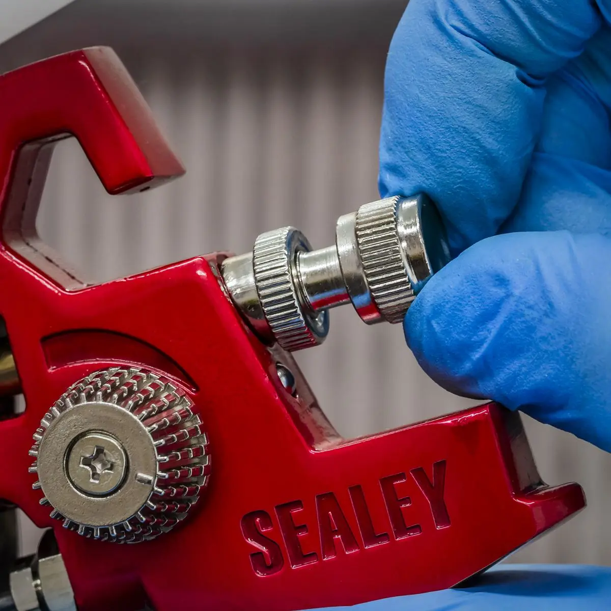 Sealey HVLP Gravity Feed Spray Gun - 2mm Set-Up - Image 4