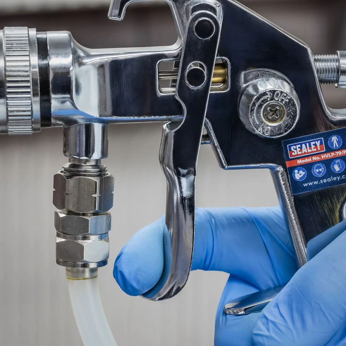Sealey HVLP Pressure Pot System with Spray Gun & Hoses 1.7mm Set-Up - Image 4