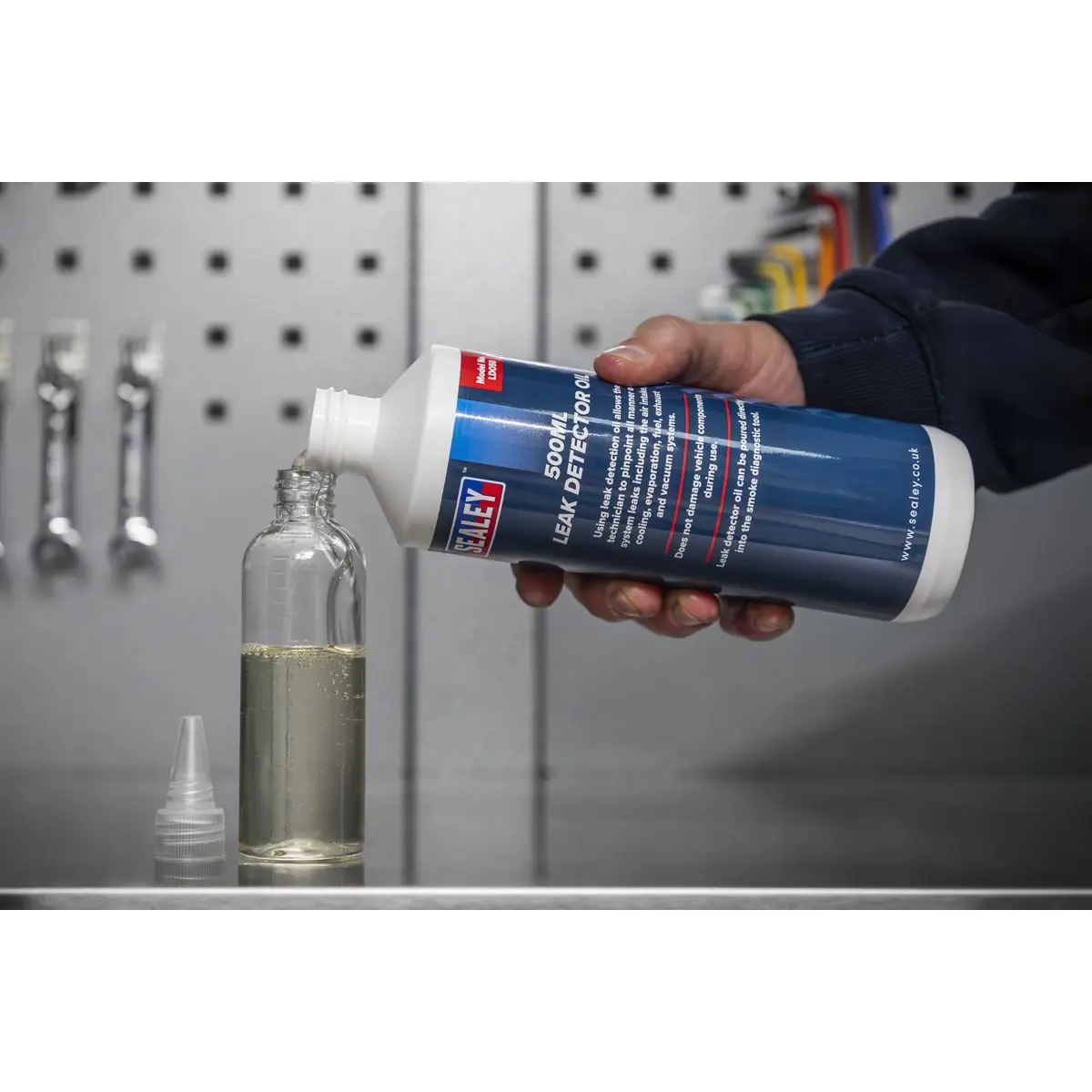 Sealey Leak Detector Oil 500ml - Image 6