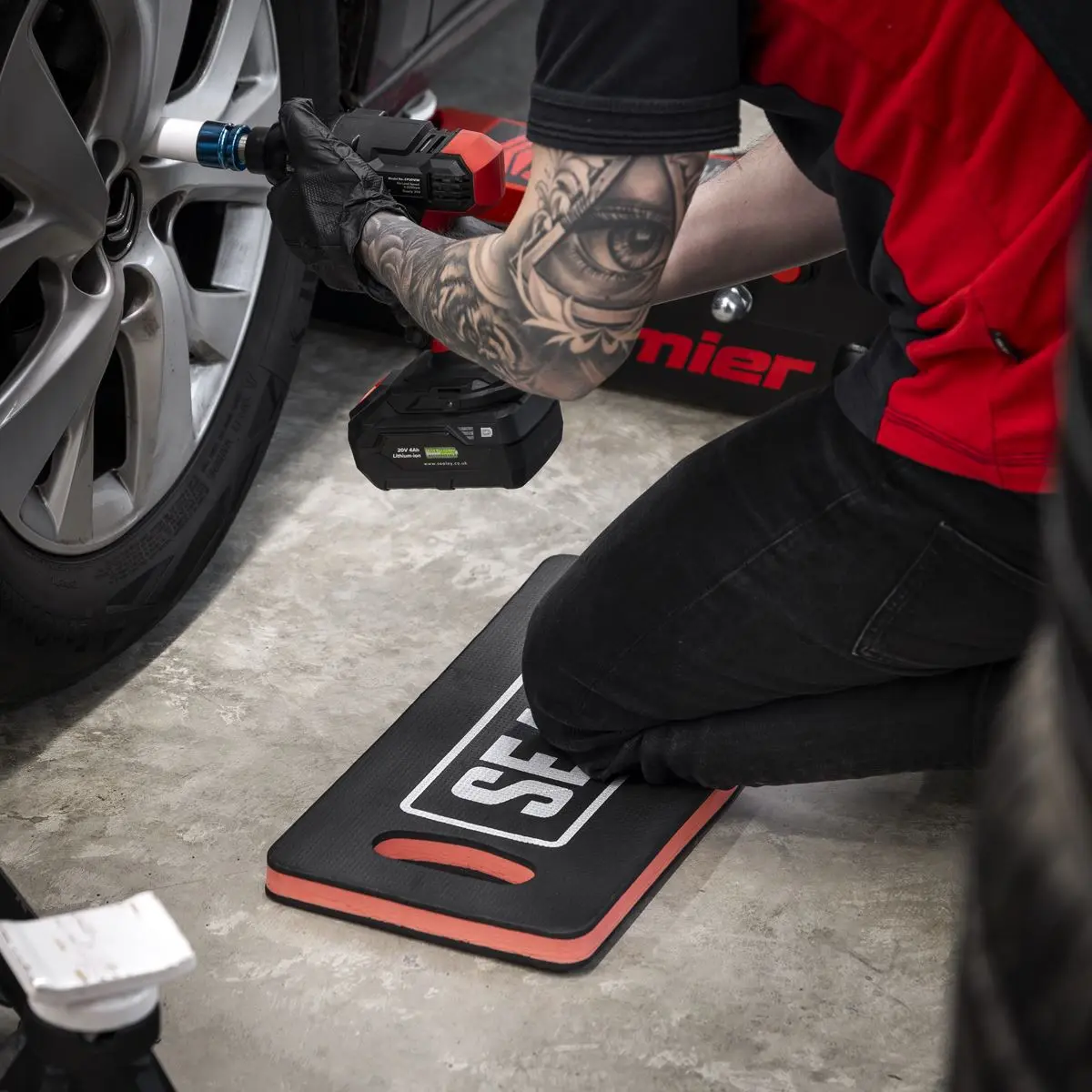 Sealey Mechanic's Kneeling Mat EVA - 28mm Oil Water Resistant - Image 6