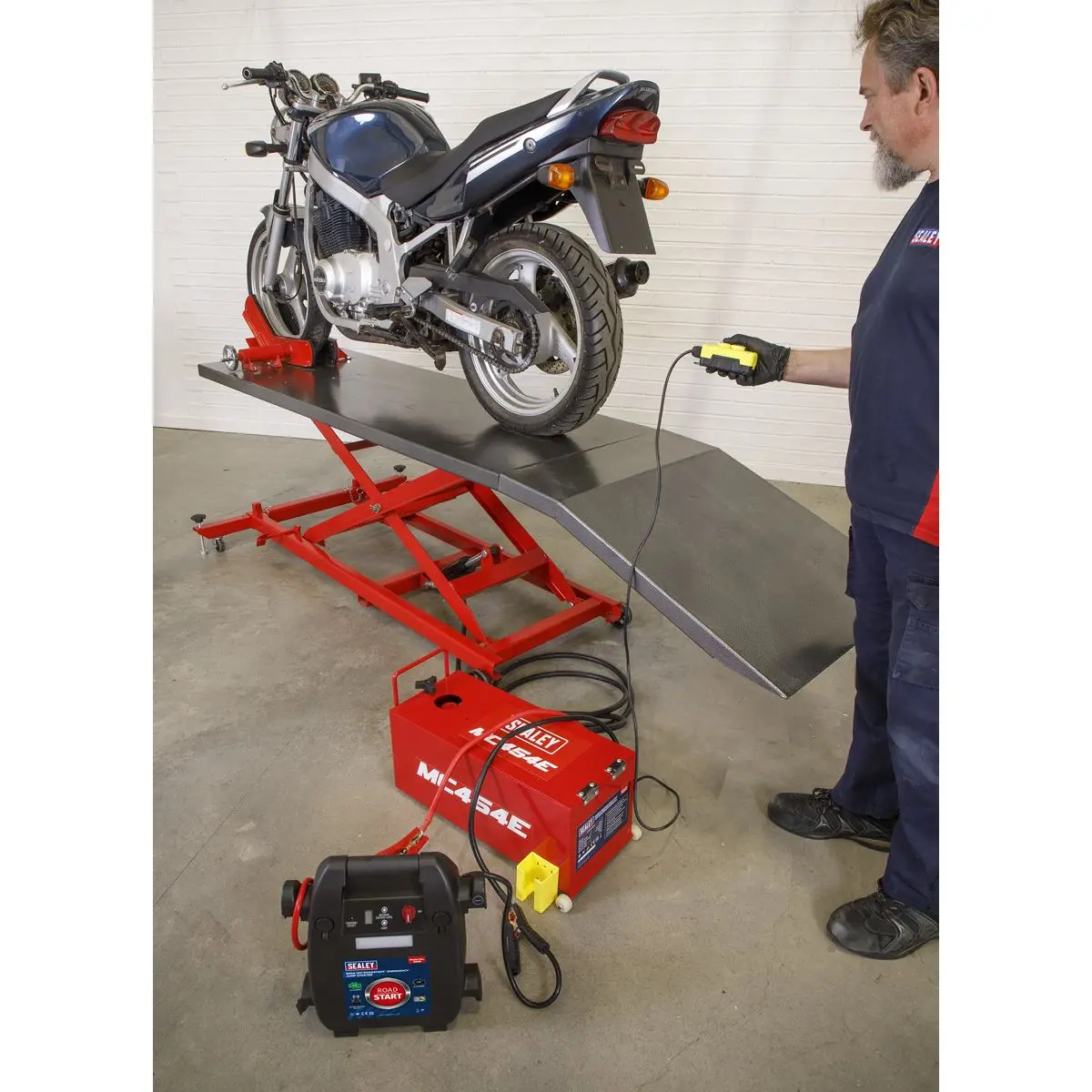 Sealey 12V Electro/Hydraulic Motorcycle Lift 450kg Capacity - Image 6