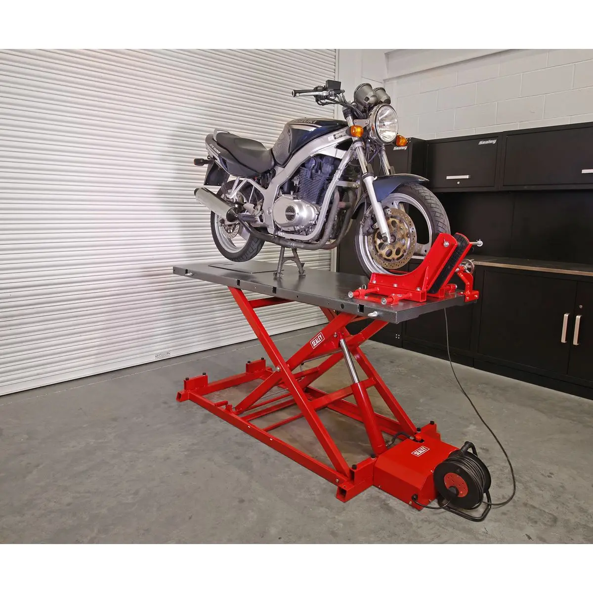 Sealey Heavy-Duty Electro/Hydraulic Motorcycle Lift 680kg Capacity - Image 6
