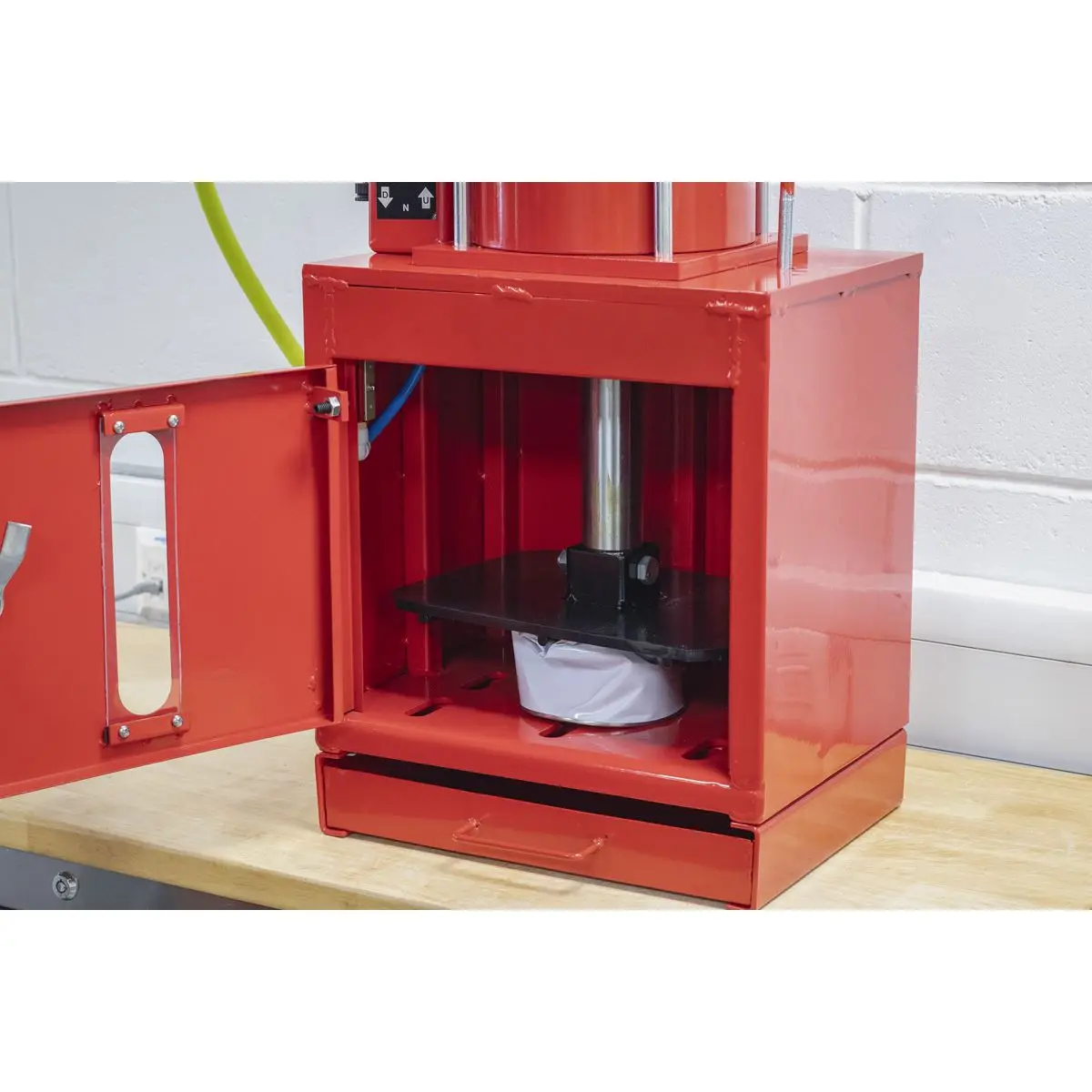 Sealey Pneumatic Paint Can Crusher 2.2 Tonne - Image 7