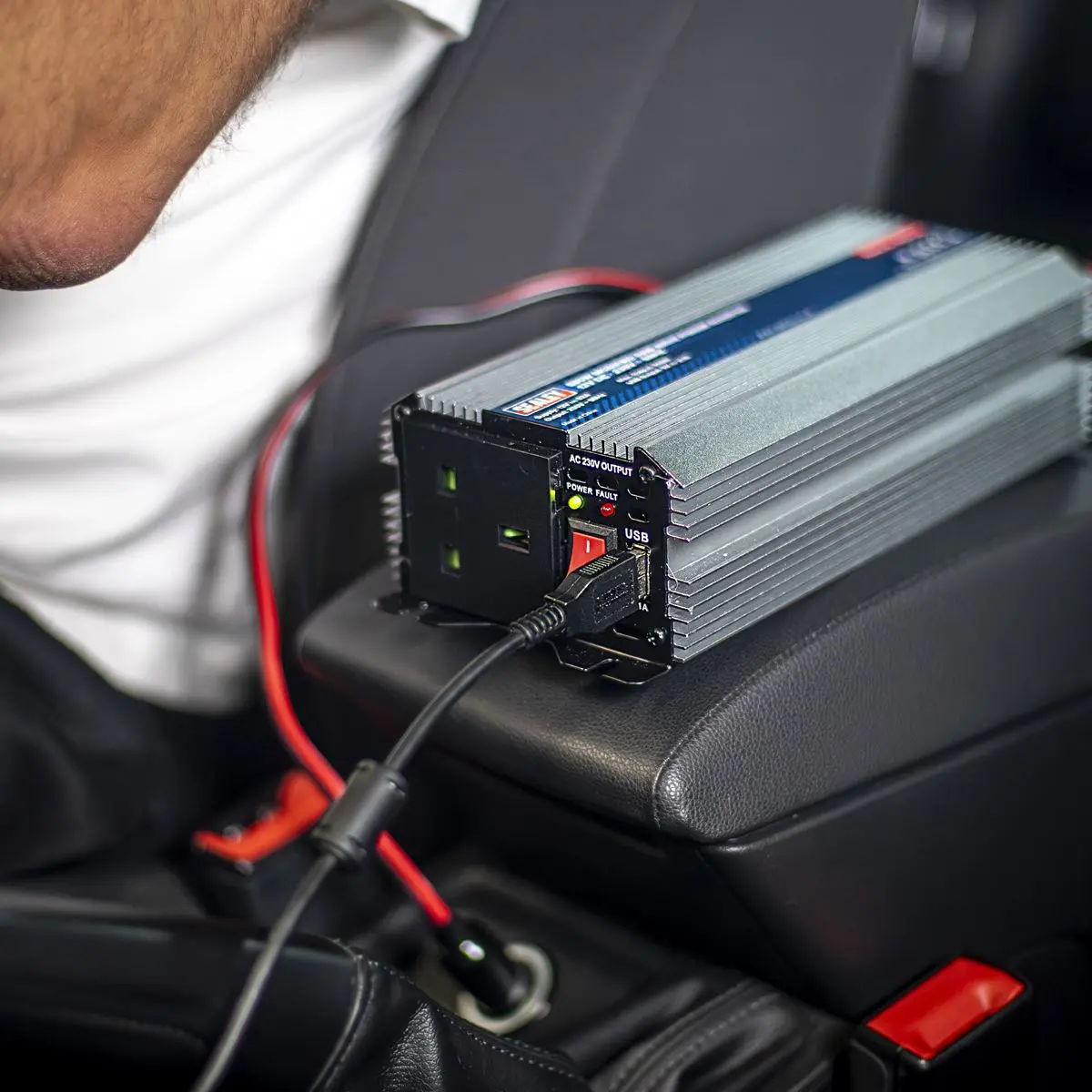 Sealey Modified Sine Wave Power Inverter 500W 12V DC - 230V ~ 50Hz - Image 3