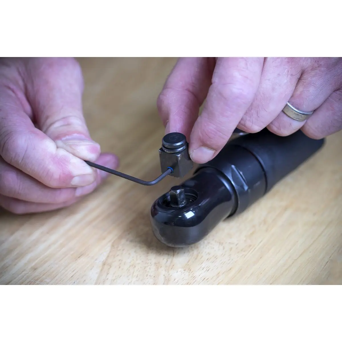 Sealey Premier 2-in-1 Mini Air Ratchet Wrench 1/4" & 1/2"Sq Drive - Image 7