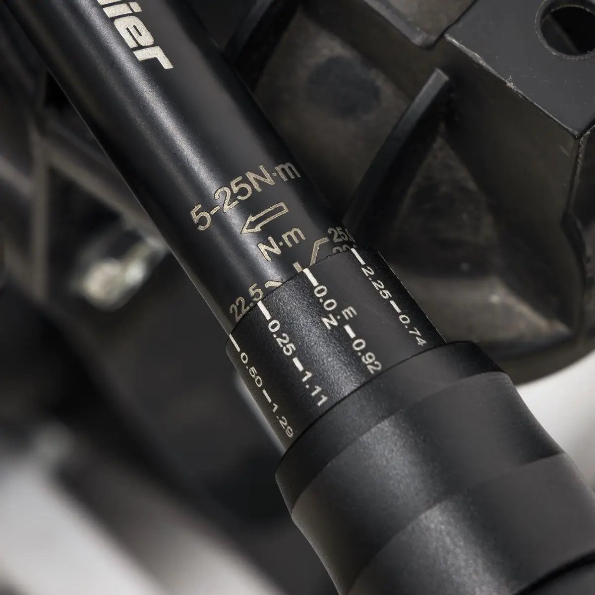 Sealey Premier Black Torque Wrench Micrometer Style 1/4"Sq Drive Calibrated 5-25Nm - Premier Black - Image 10