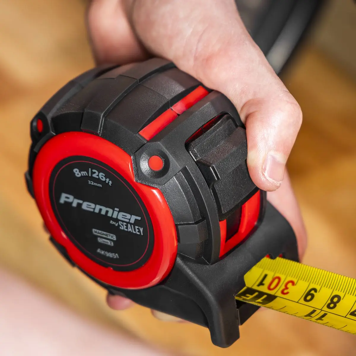 Sealey Premier Metric/Imperial Tape Measure Extra-Wide Blade 8m(26ft) x 32mm - Image 2