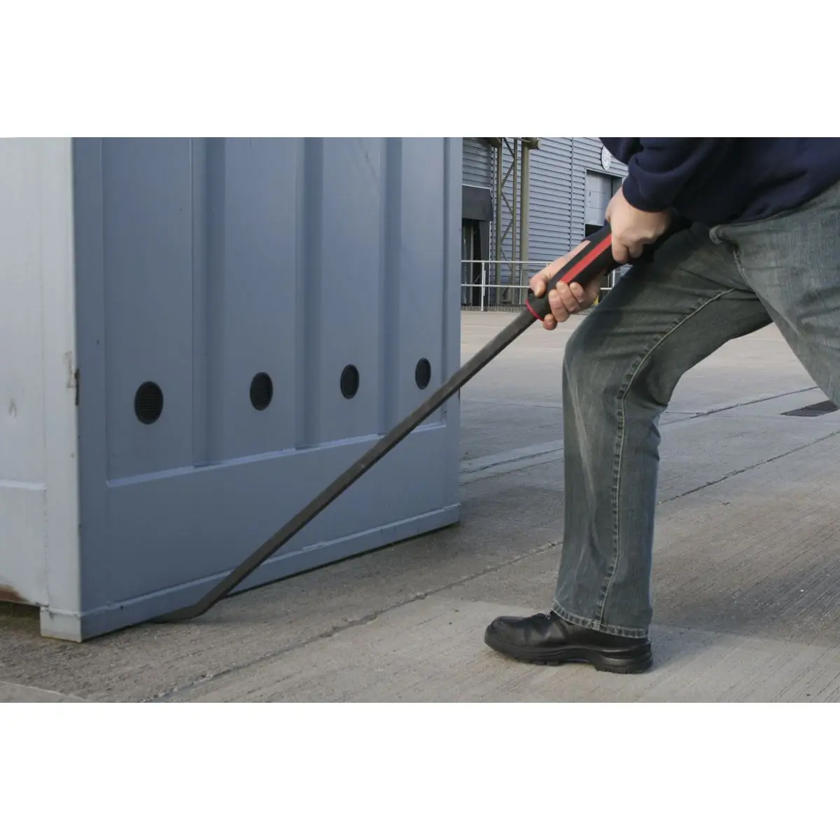 Sealey Premier Pry Bar 1220mm 45° Heavy-Duty with Hammer Cap - Image 3