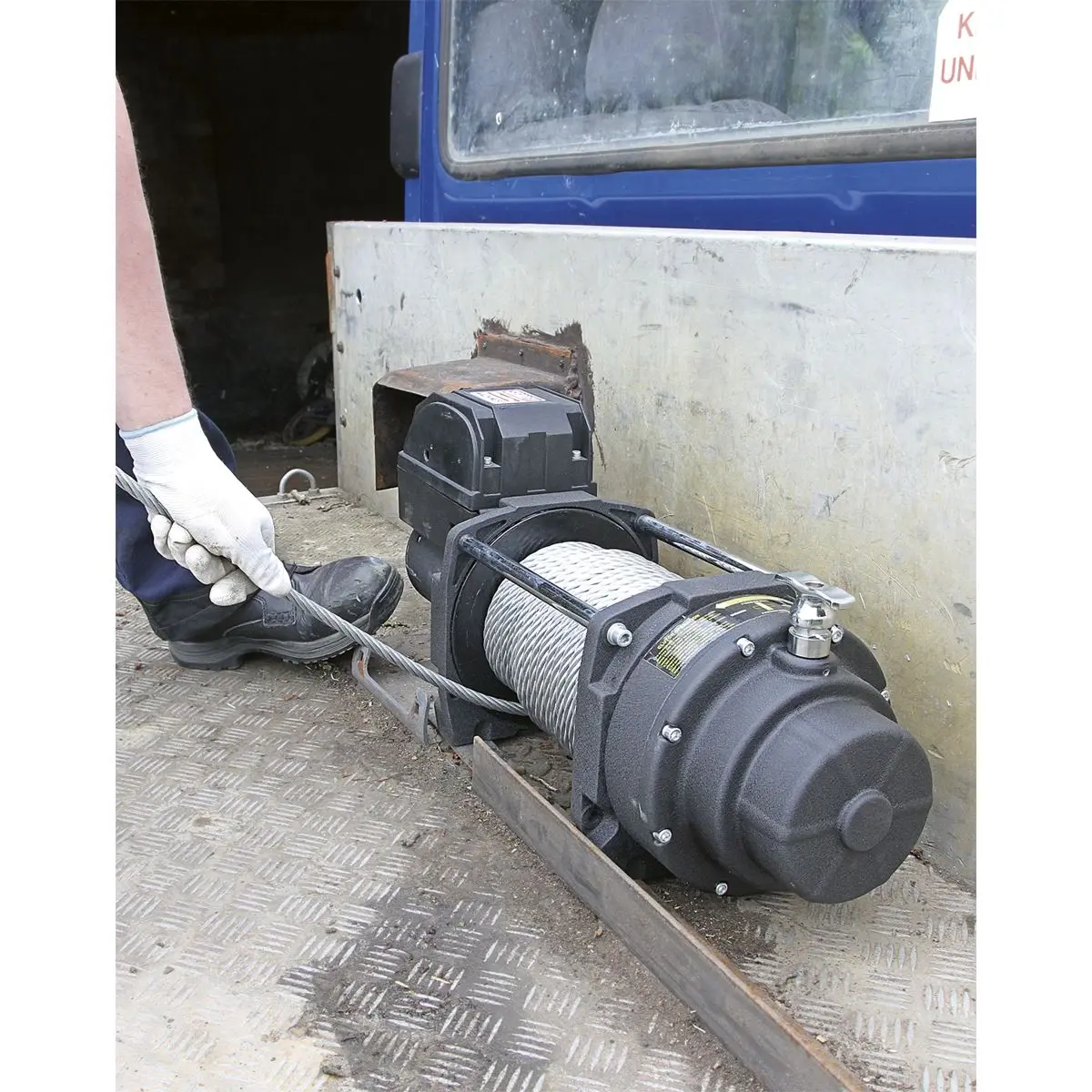 Sealey Premier Recovery Winch 8180kg(18000lb)Line Pull 12V Industrial - Image 2