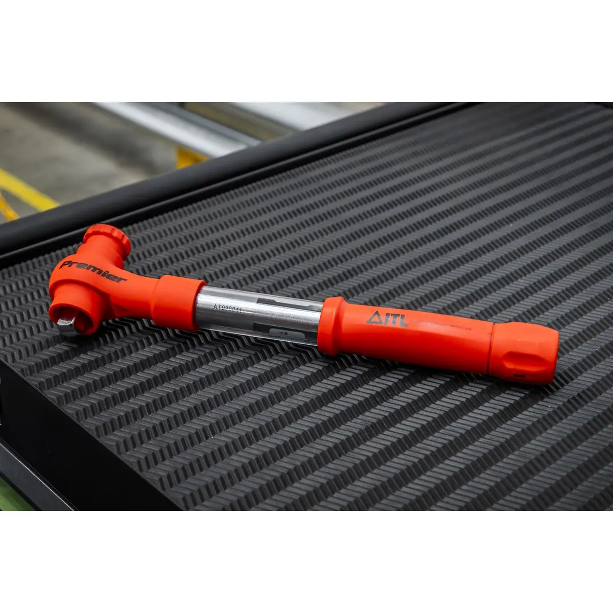 Sealey Premier Torque Wrench Insulated 1/2"Sq Drive 12-60Nm - Image 2