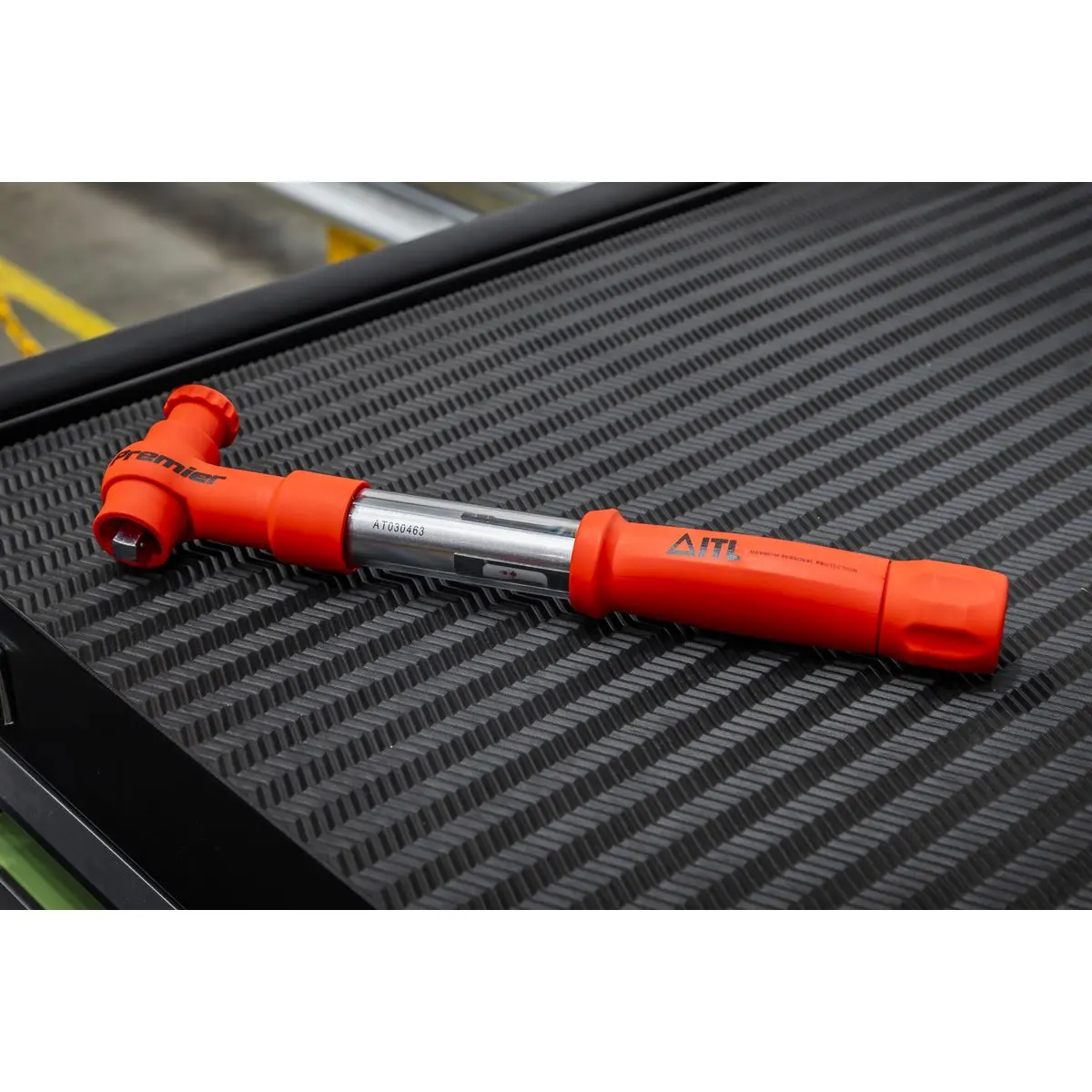 Sealey Premier Torque Wrench Insulated 3/8"Sq Drive 12-60Nm - Image 2