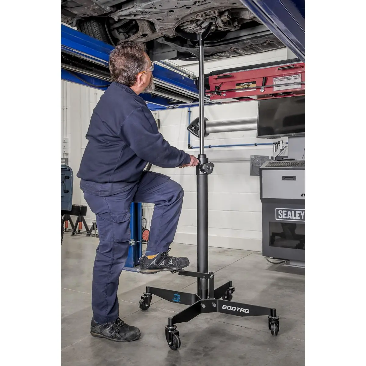 Sealey Viking Vertical Transmission Jack with Quick Lift 600kg - Image 9