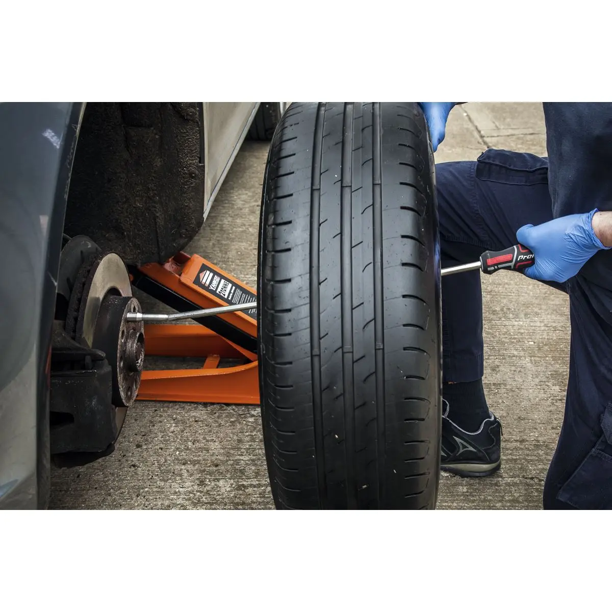 Sealey Premier WheelEazy™ Wheel Fitting & Alignment Tool - Image 11