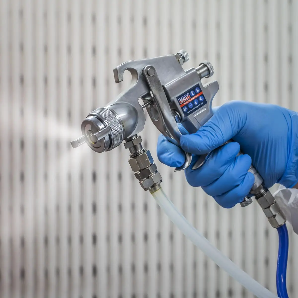 Sealey Pressure Pot System with Spray Gun & Hoses 1.8mm Set-Up - Image 4