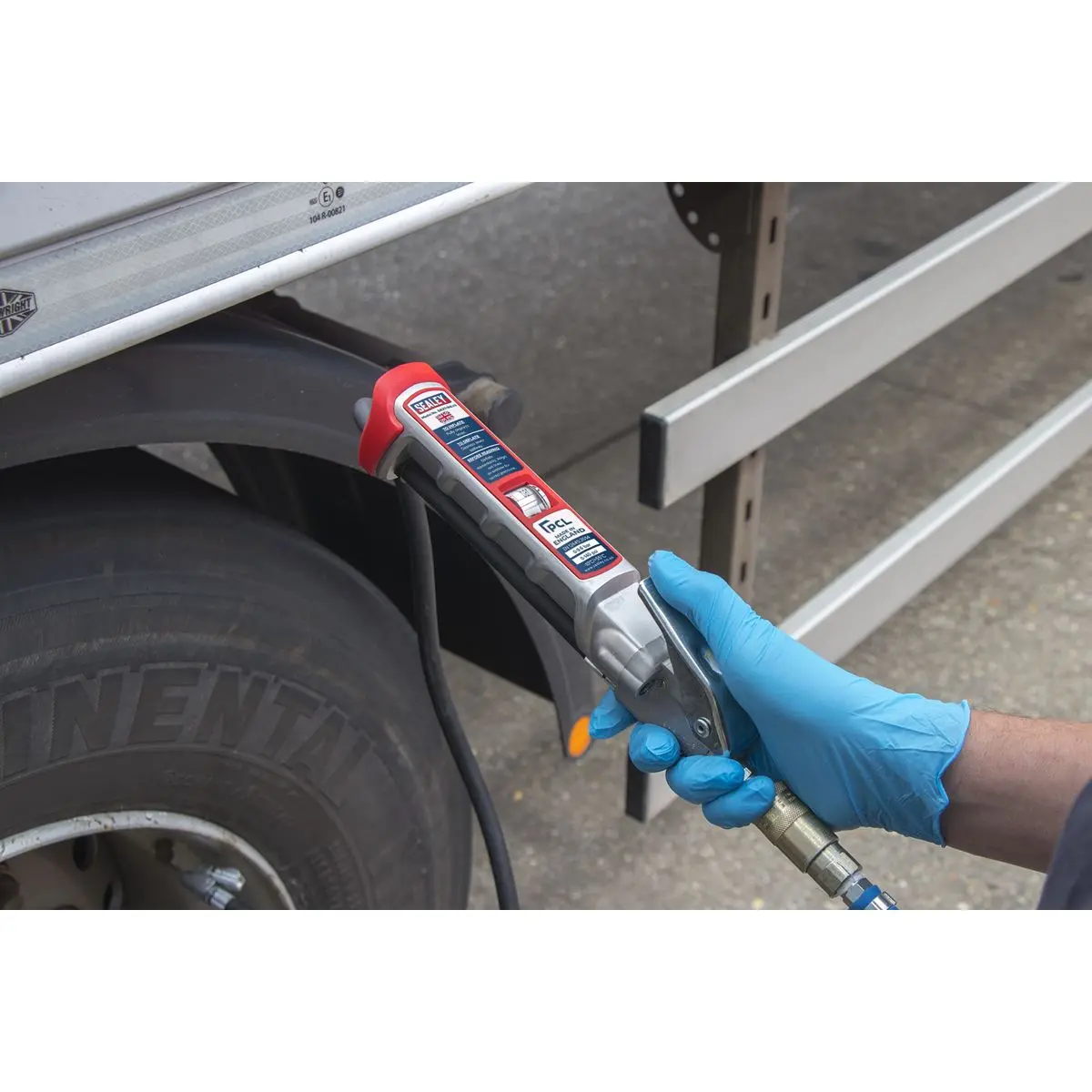 PCL Professional Tyre Inflator with 2.5m Hose & Clip-On Connector - Image 4