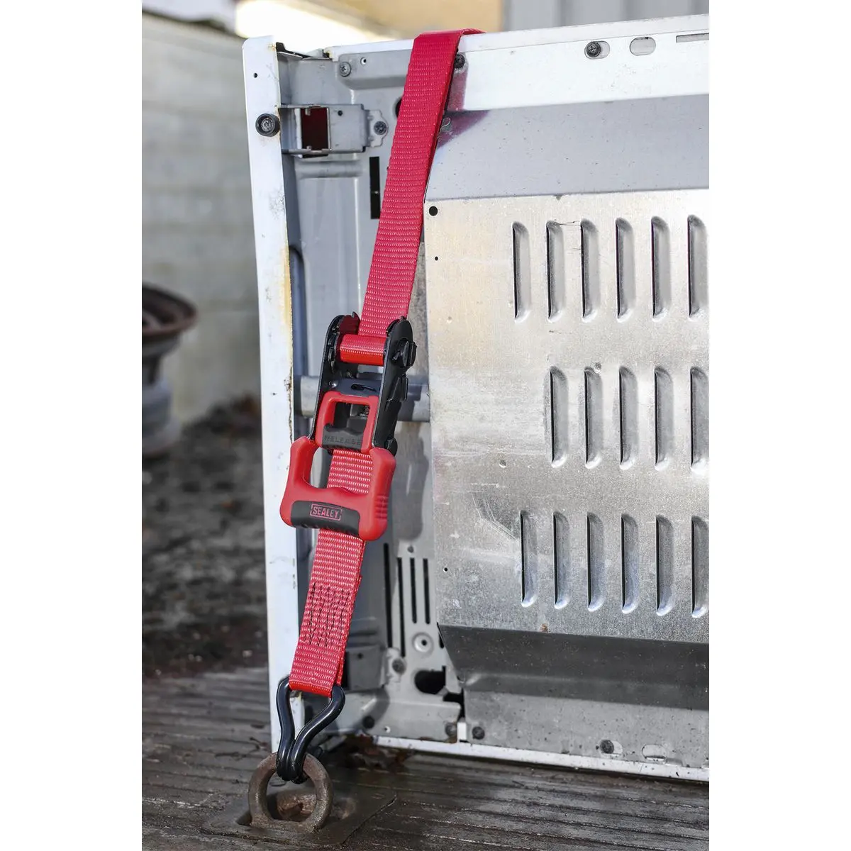 Sealey Ratchet Straps 32mm x 4.9m Polyester Webbing with J-Hooks 1200kg Breaking Strength - 2 Pairs - Image 3