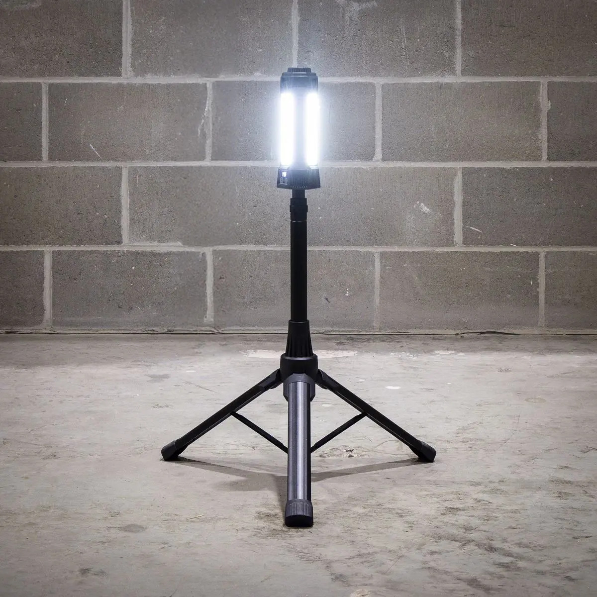 Sealey Rechargeable Flexible Floodlight with Tripod 24W COB LED & 5W SMD LED - Image 10