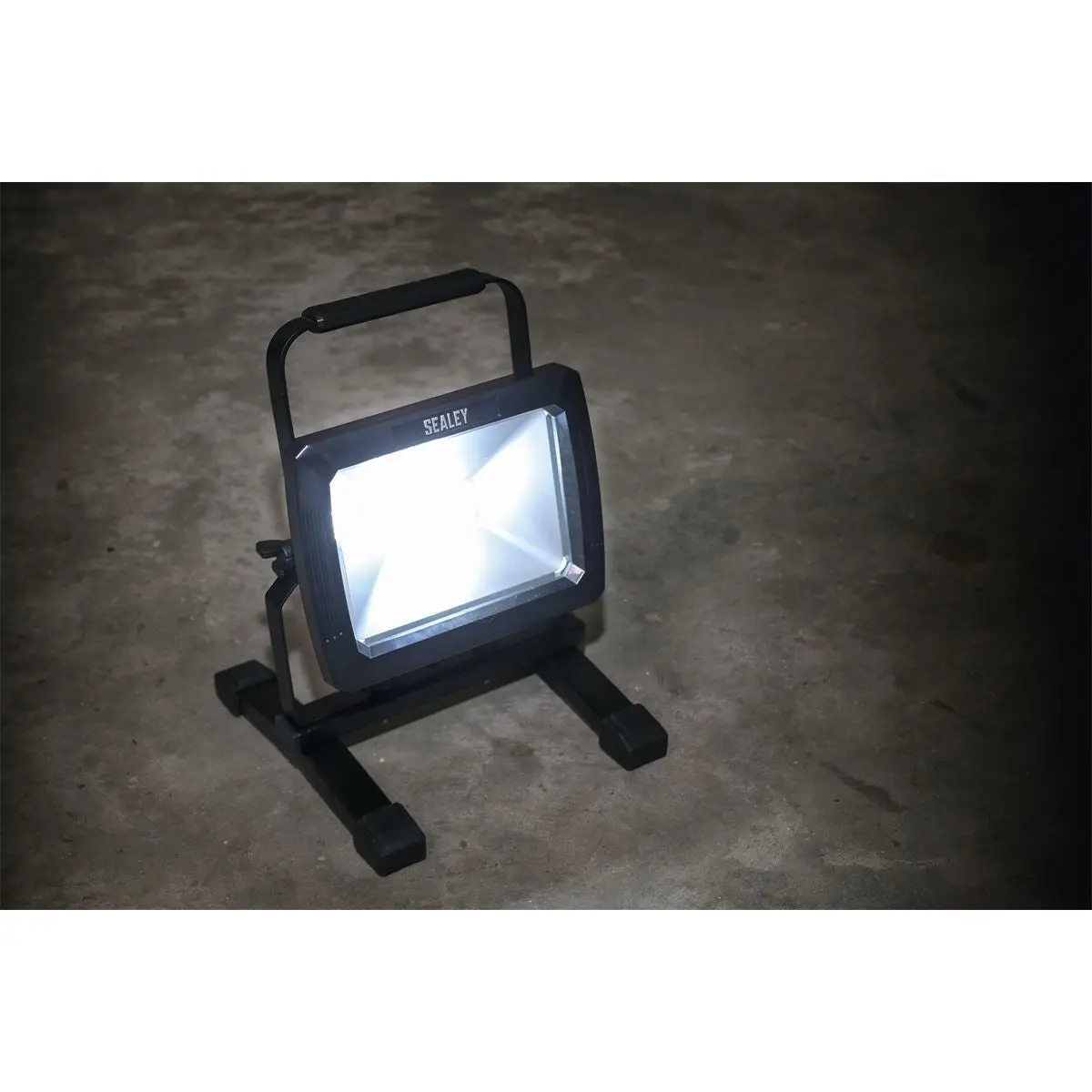 Sealey Rechargeable Portable Floodlight 20W SMD LED - Image 4