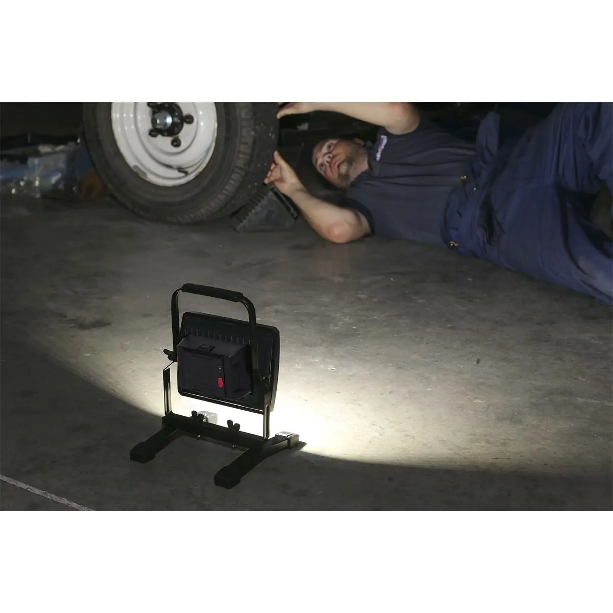 Sealey Rechargeable Portable Floodlight 20W SMD LED - Image 5