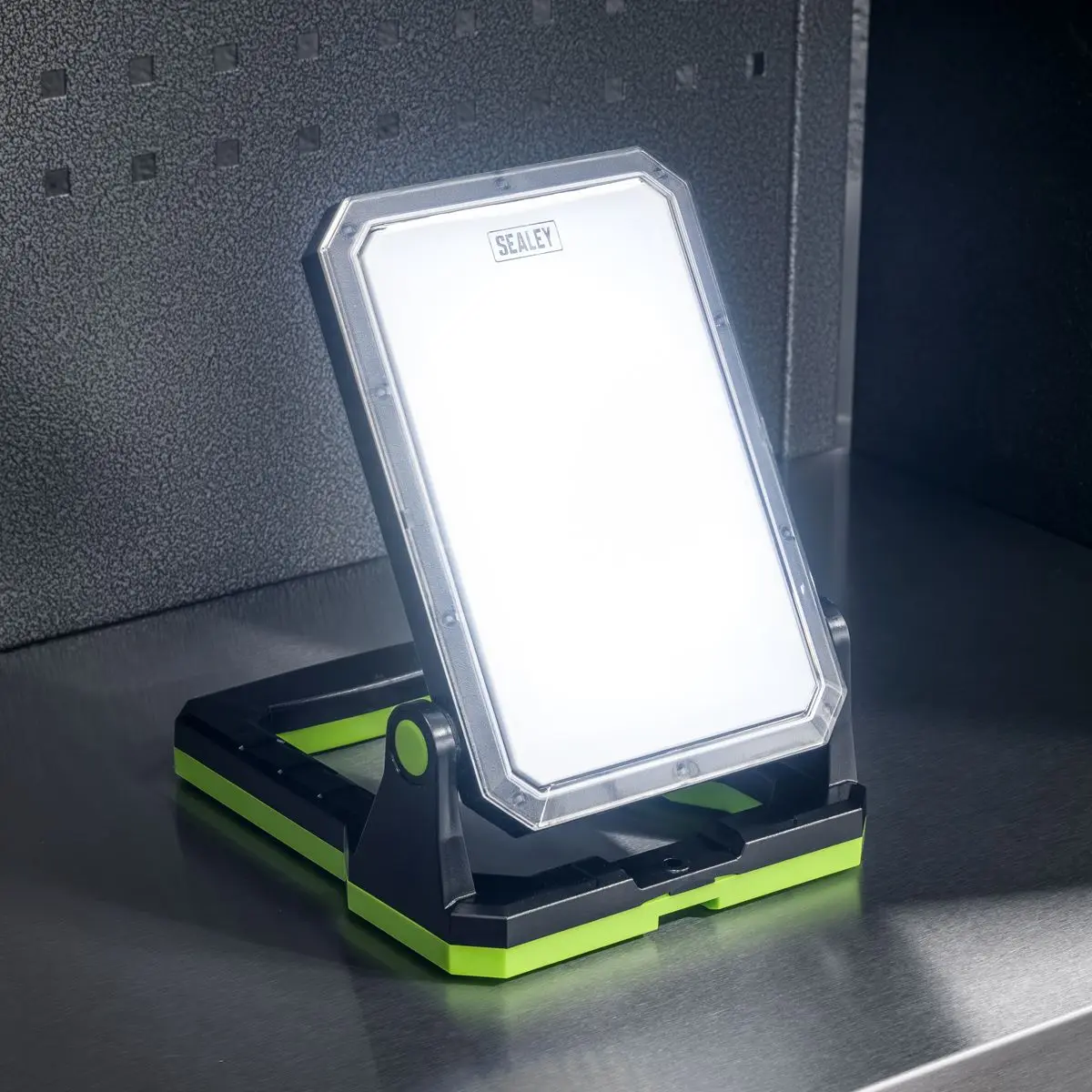 Sealey Rechargeable Portable Floodlight & Power Bank 20W SMD LED - Image 12