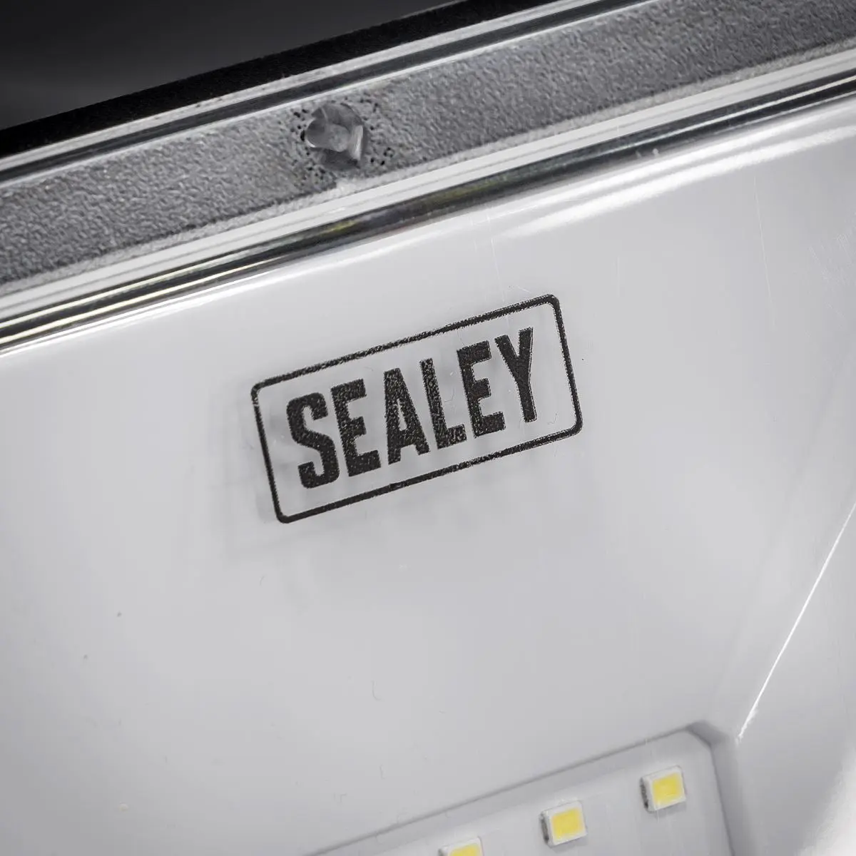 Sealey Rechargeable Portable Floodlight & Power Bank 20W SMD LED - Image 14