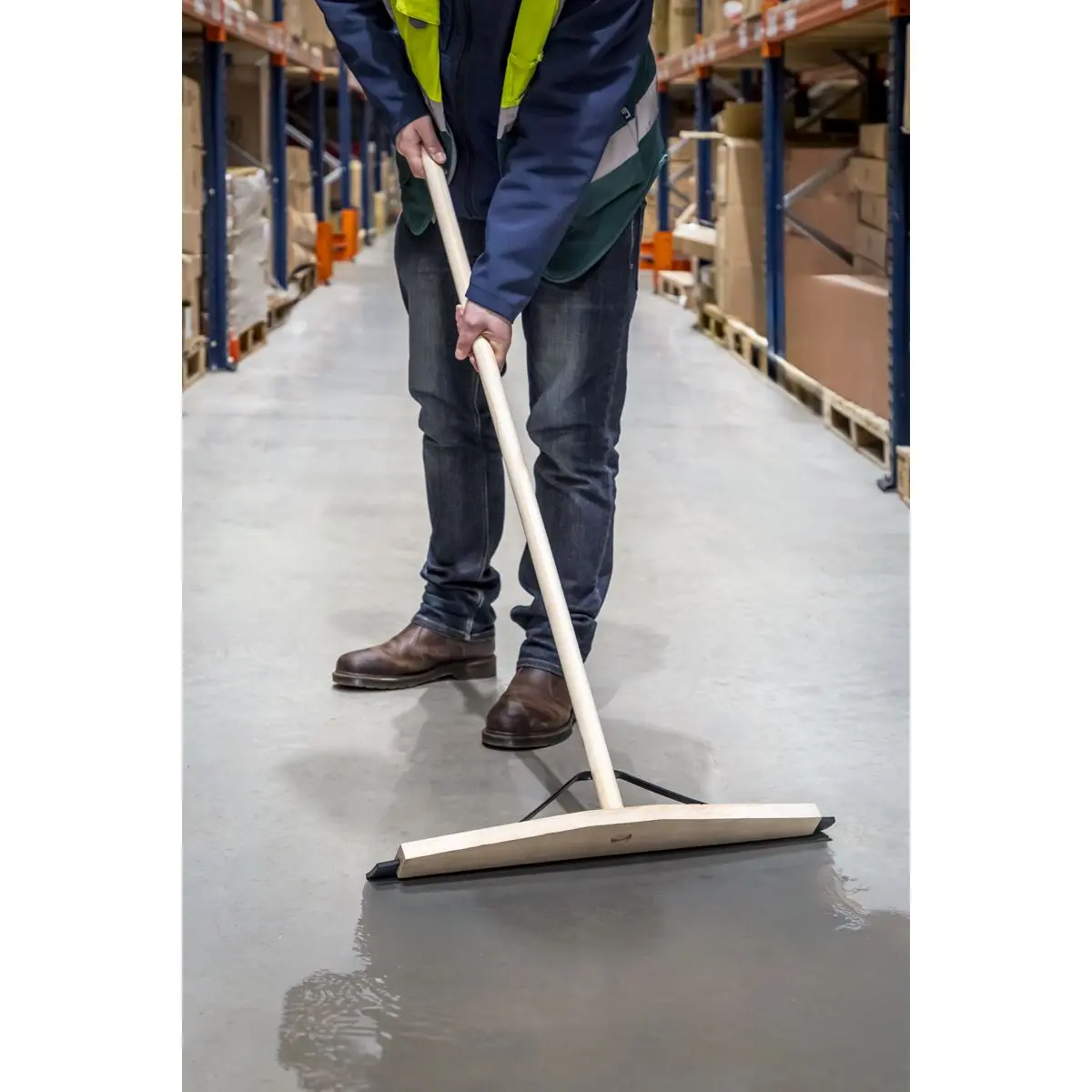 Sealey Rubber Floor Squeegee 24"(600mm) with Wooden Handle - Image 5