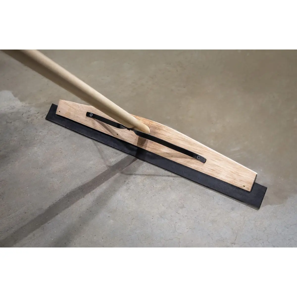 Sealey Rubber Floor Squeegee 24"(600mm) with Wooden Handle - Image 6