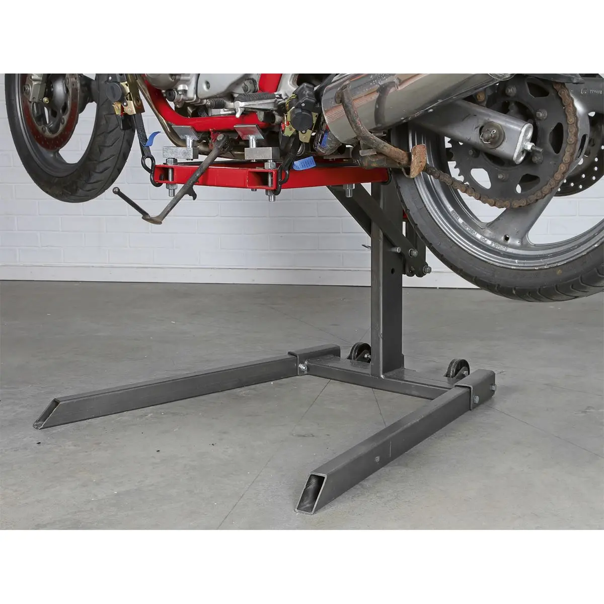 Sealey Single Post Hydraulic Portable Motorcycle Lift 450kg Capacity - Image 5