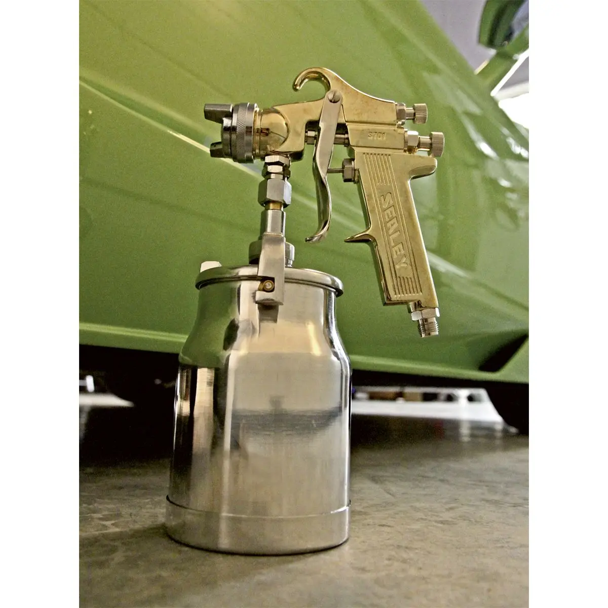 Sealey Spray Gun Professional Suction Feed - 1.8mm Set-Up - Image 2