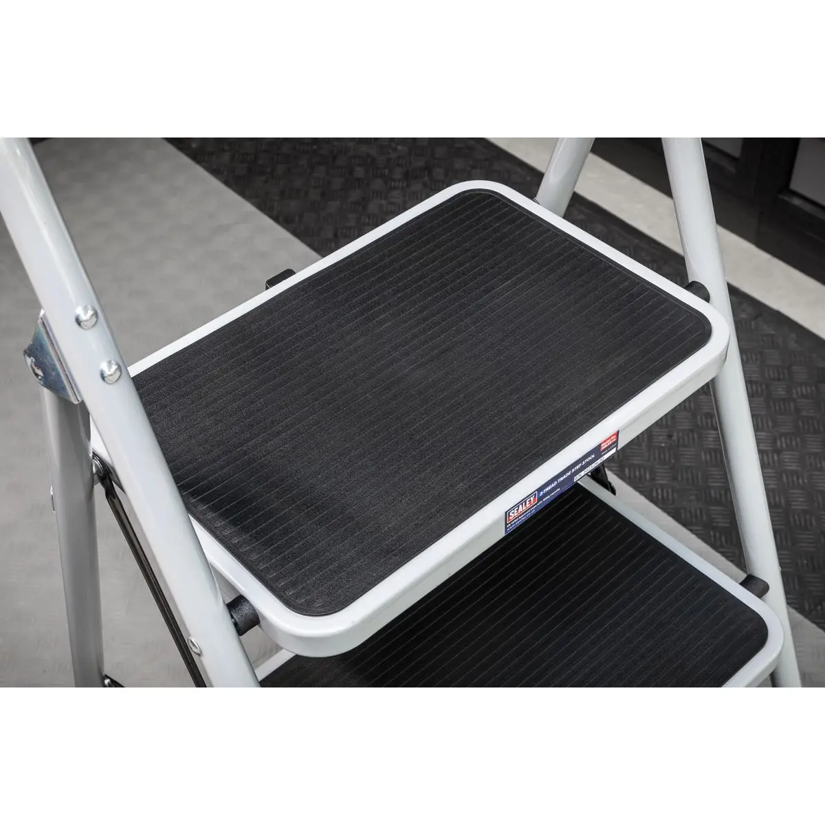 Sealey Step Stool 3-Tread 150kg Capacity EN 14183 - Image 3