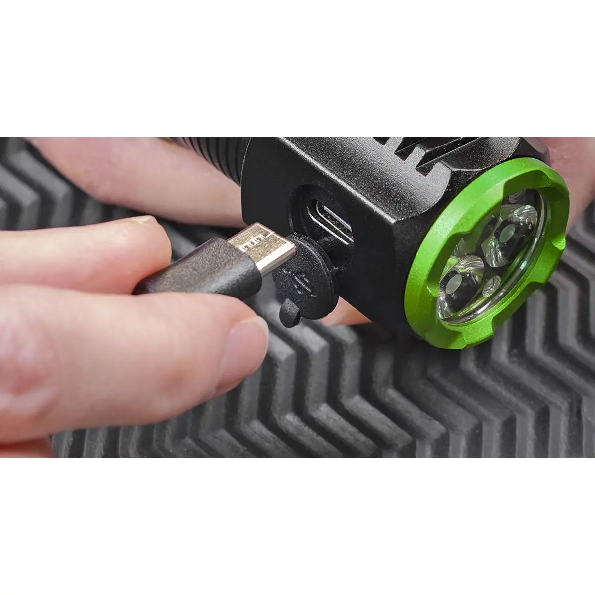Sealey Super Beam 2500lm Rechargeable SMD LED 24W Pocket Light - Image 3