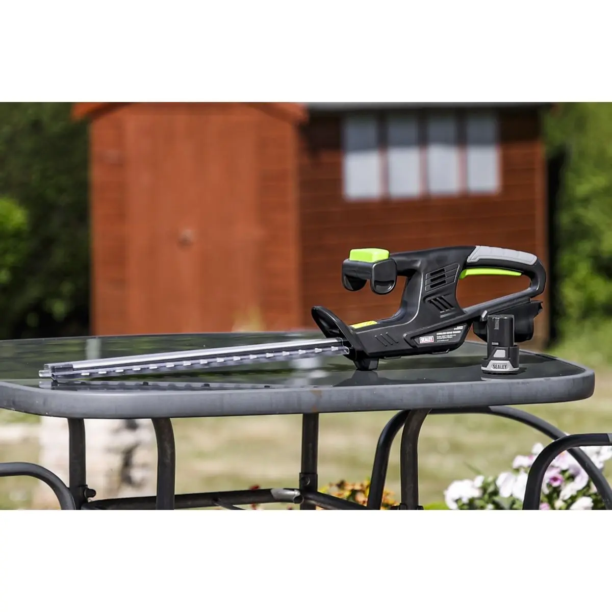 Sealey SV10.8 Series Cordless Hedge Trimmer Kit 10.8V 2Ah - Image 8